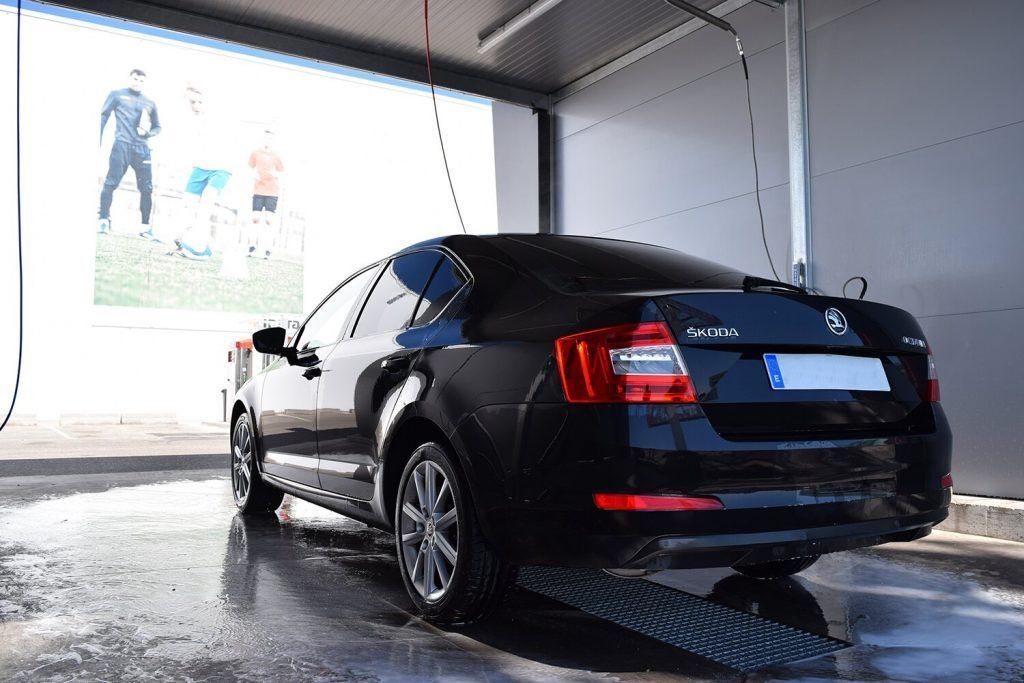 Vista trasera de un coche en el centro de lavado VisionWash
